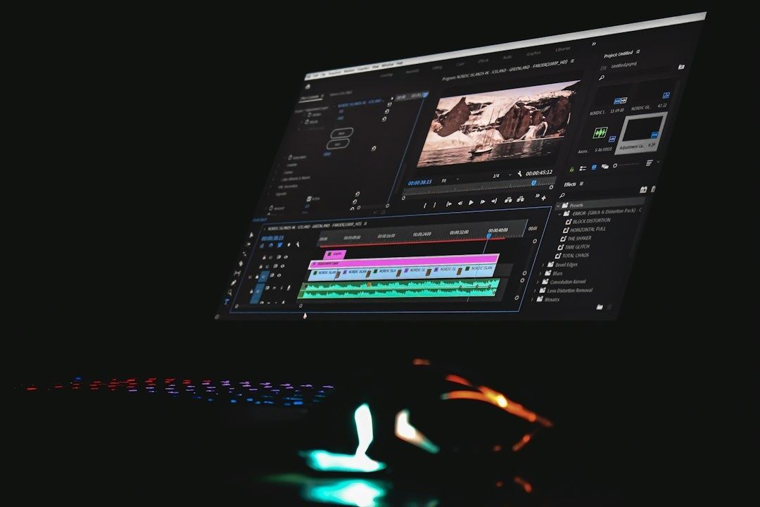 Mörk bild av videoredigering med tidslinje och färgglada tangentbordsljus